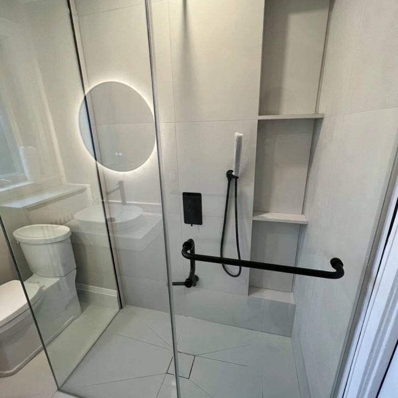 Curbless shower with vertical mitre cut niche